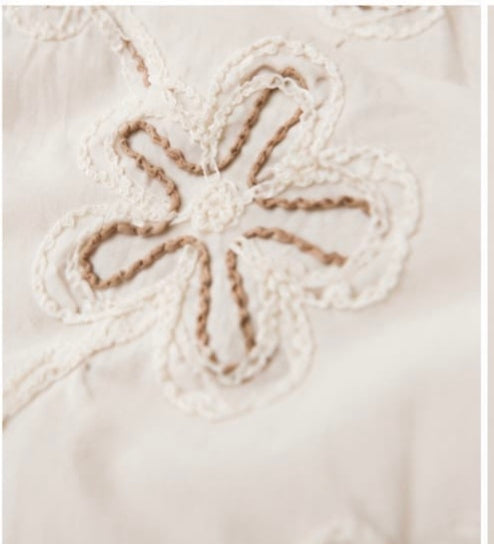 :
Embroidered Cotton Blouse
Relaxed-fit blouse crafted from lightweight cotton fabric.