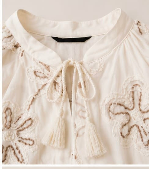 :
Embroidered Cotton Blouse
Relaxed-fit blouse crafted from lightweight cotton fabric.