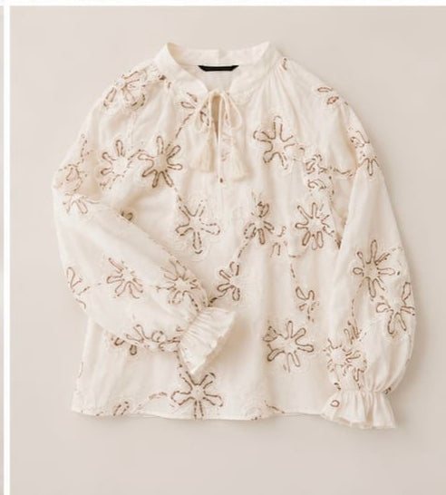 :
Embroidered Cotton Blouse
Relaxed-fit blouse crafted from lightweight cotton fabric.