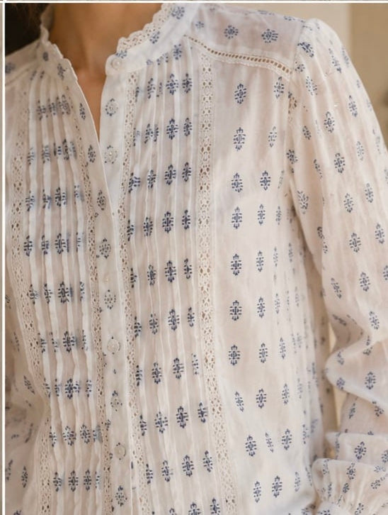 Italian Cotton Printed Blouse
Elegant and effortlessly feminine